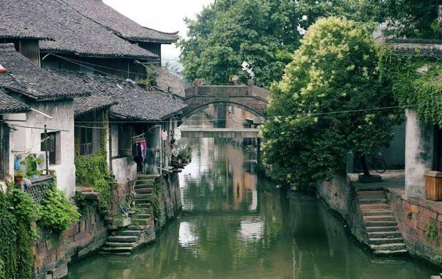 43岁柳岩疑新恋情曝光,主动跟男子同回住处,两人或已经同居