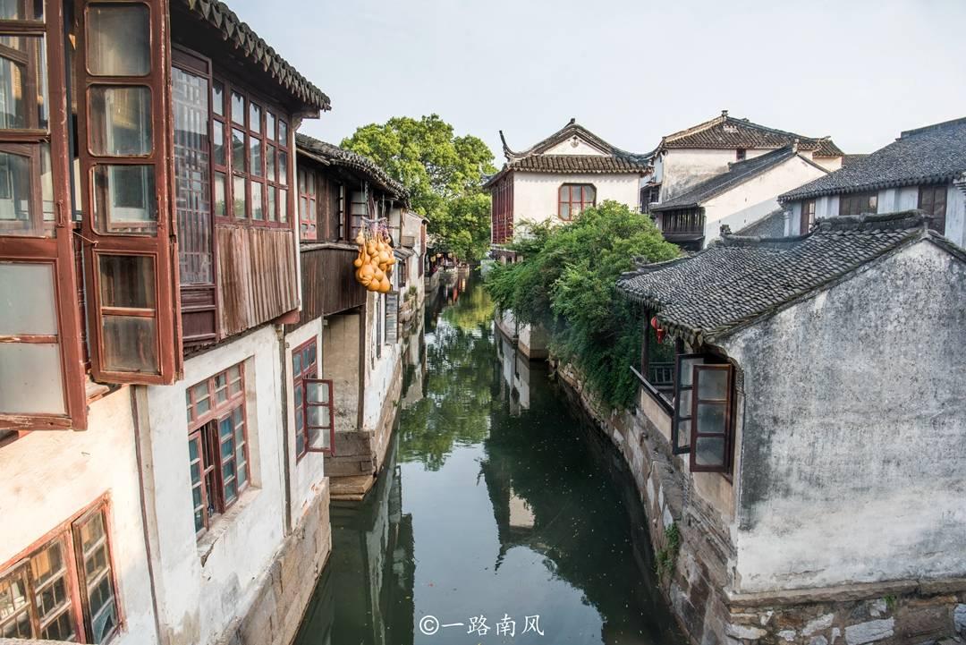 90岁李嘉诚近照曝光，带着儿孙在新年第1天，做了一件传统的事！